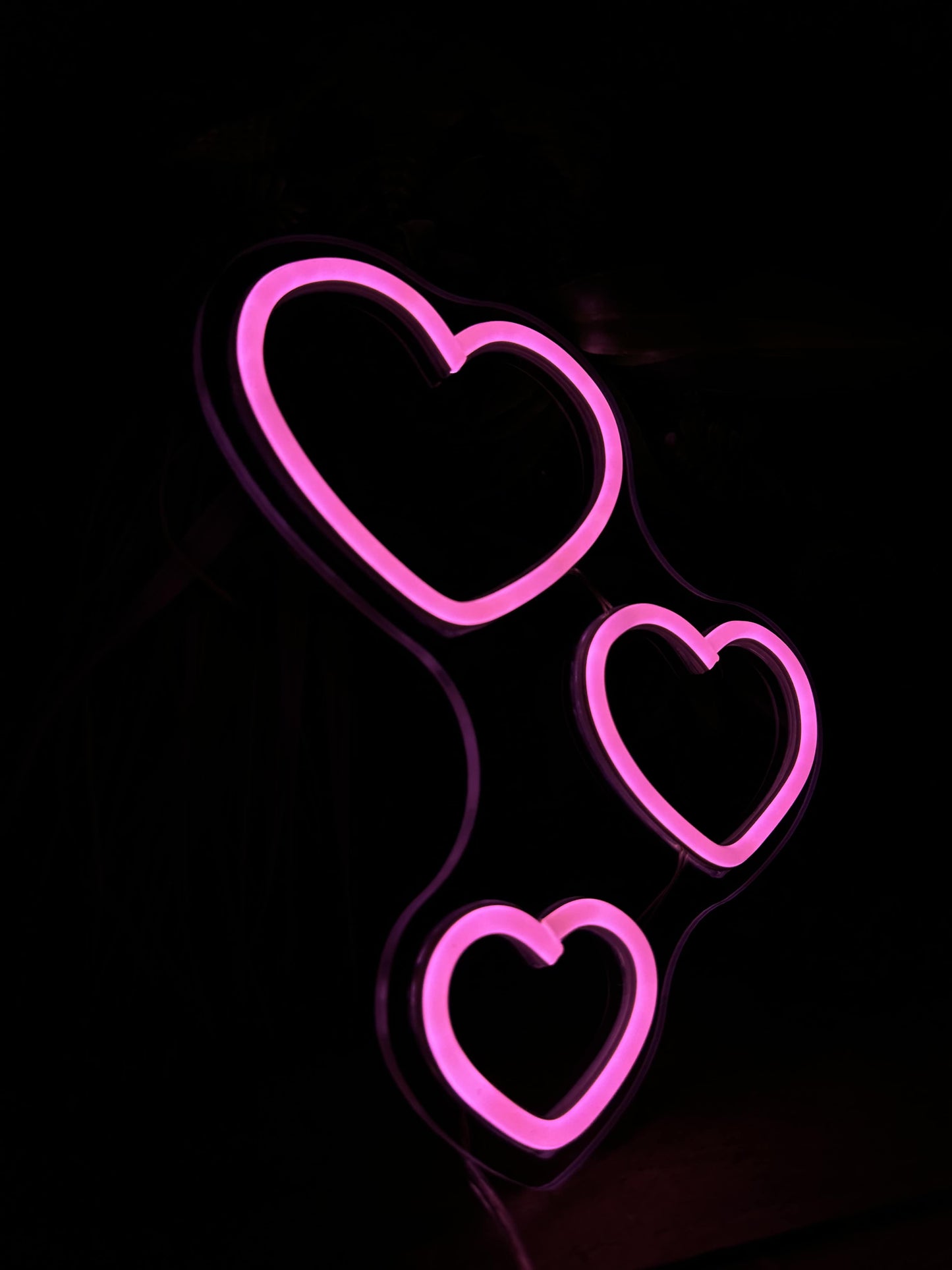 belle photo de néon 3 coeurs très jolie pour chambre et pas cher